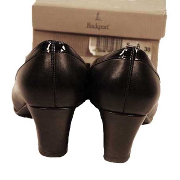 PUMPS, PATENT CROSSOVERS ON UPPERS, Sz 8B, BLACK, MADE IN CANADA, HEEL 2 inches, - Picture 2 of 5